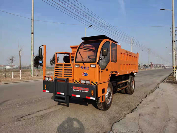 矿用运输车